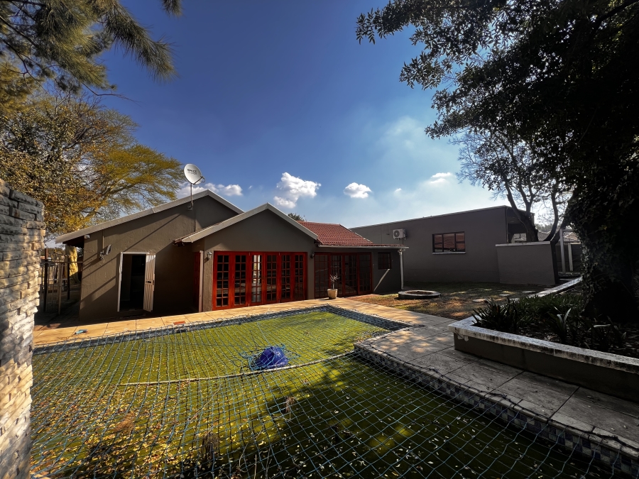 To Let 4 Bedroom Property for Rent in Vorna Valley Gauteng