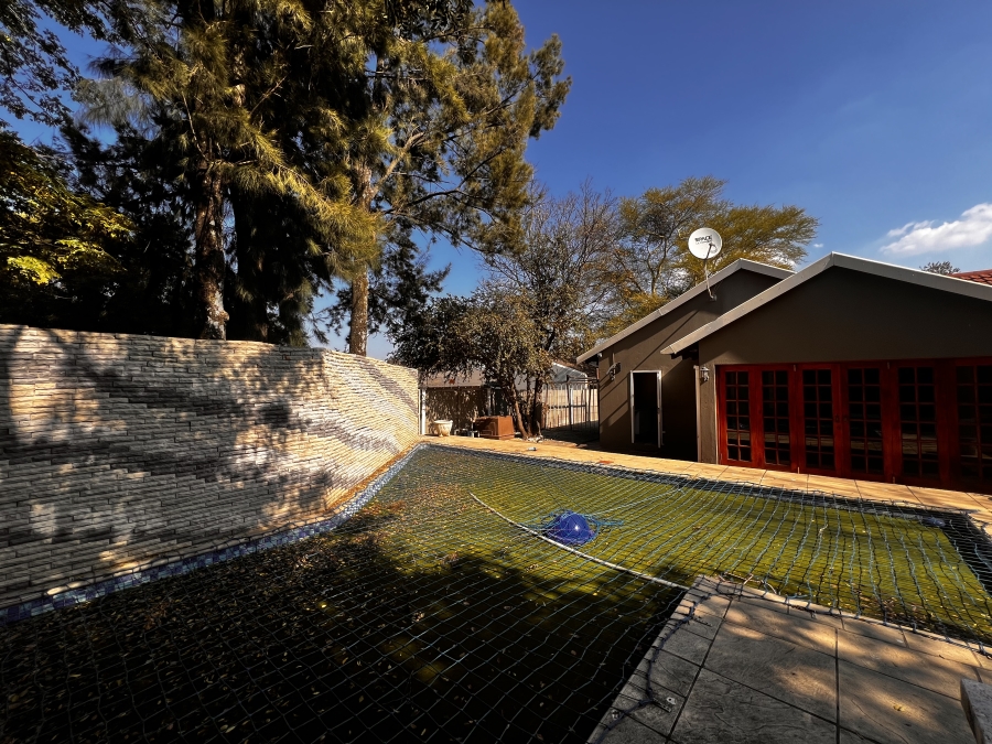 To Let 4 Bedroom Property for Rent in Vorna Valley Gauteng