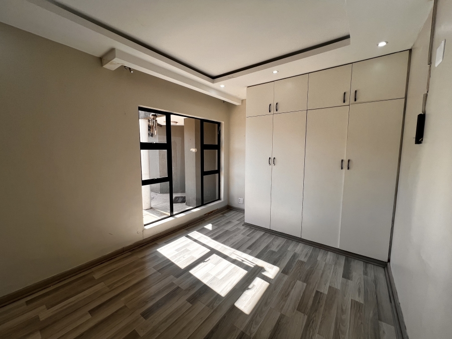 To Let 4 Bedroom Property for Rent in Vorna Valley Gauteng