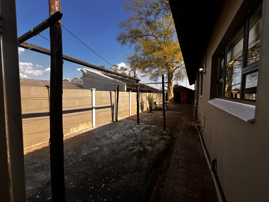 To Let 4 Bedroom Property for Rent in Vorna Valley Gauteng