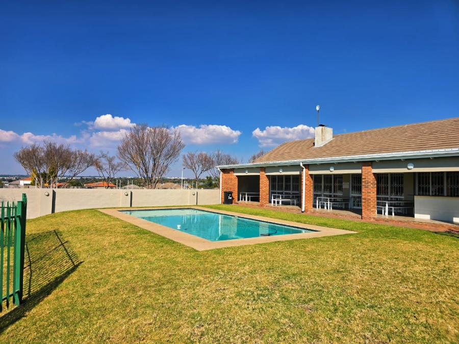 2 Bedroom Property for Sale in Blue Hills Gauteng