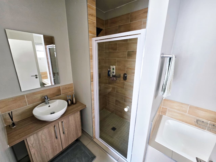 2 Bedroom Property for Sale in Blue Hills Gauteng