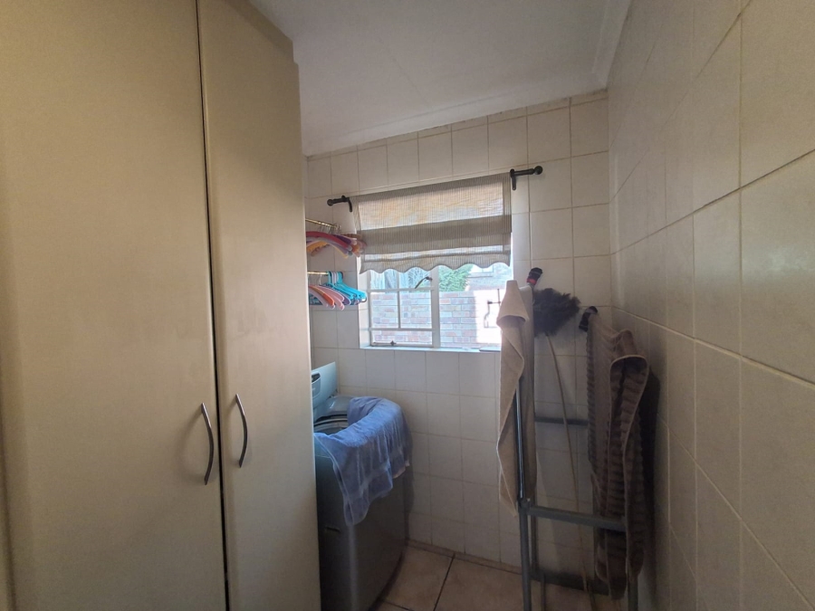 5 Bedroom Property for Sale in Helderkruin Gauteng