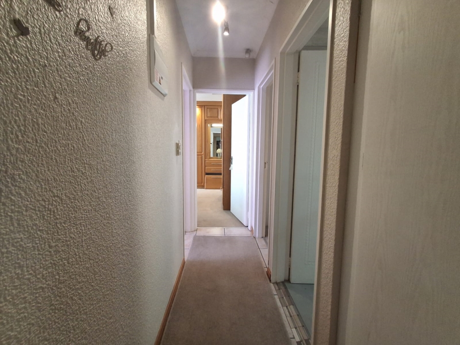 5 Bedroom Property for Sale in Helderkruin Gauteng