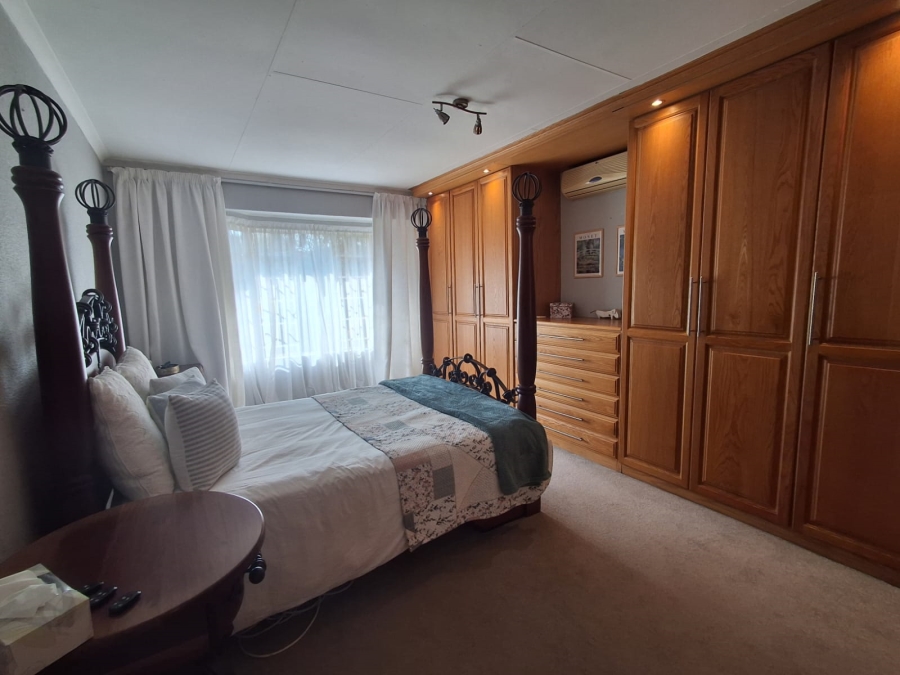 5 Bedroom Property for Sale in Helderkruin Gauteng