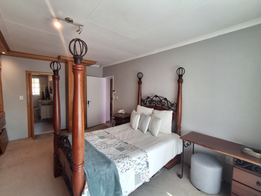 5 Bedroom Property for Sale in Helderkruin Gauteng