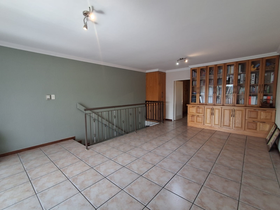 5 Bedroom Property for Sale in Helderkruin Gauteng