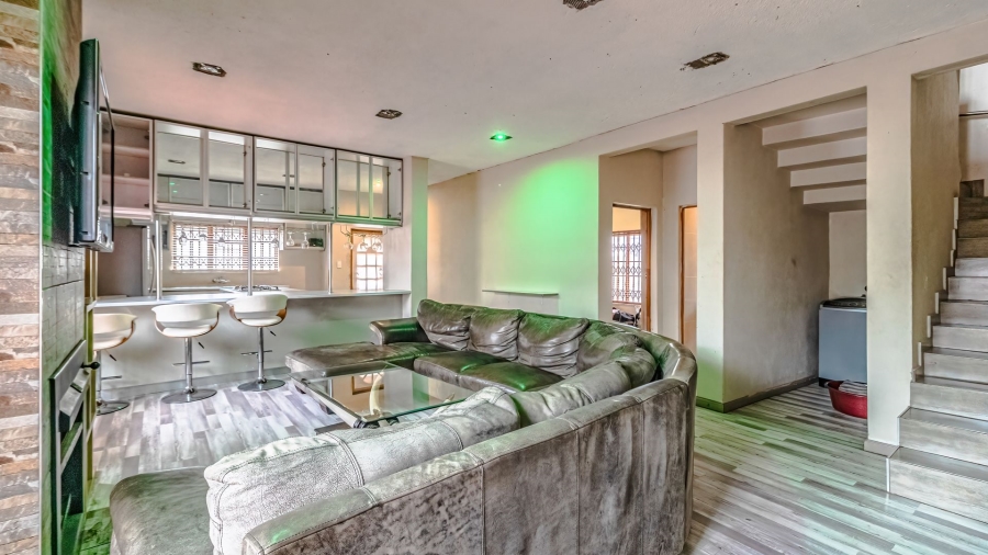 To Let 4 Bedroom Property for Rent in Naturena Gauteng
