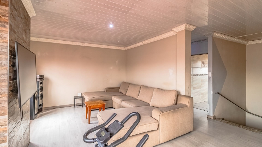 To Let 4 Bedroom Property for Rent in Naturena Gauteng