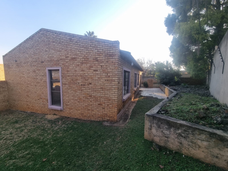 To Let 2 Bedroom Property for Rent in Mulbarton Gauteng
