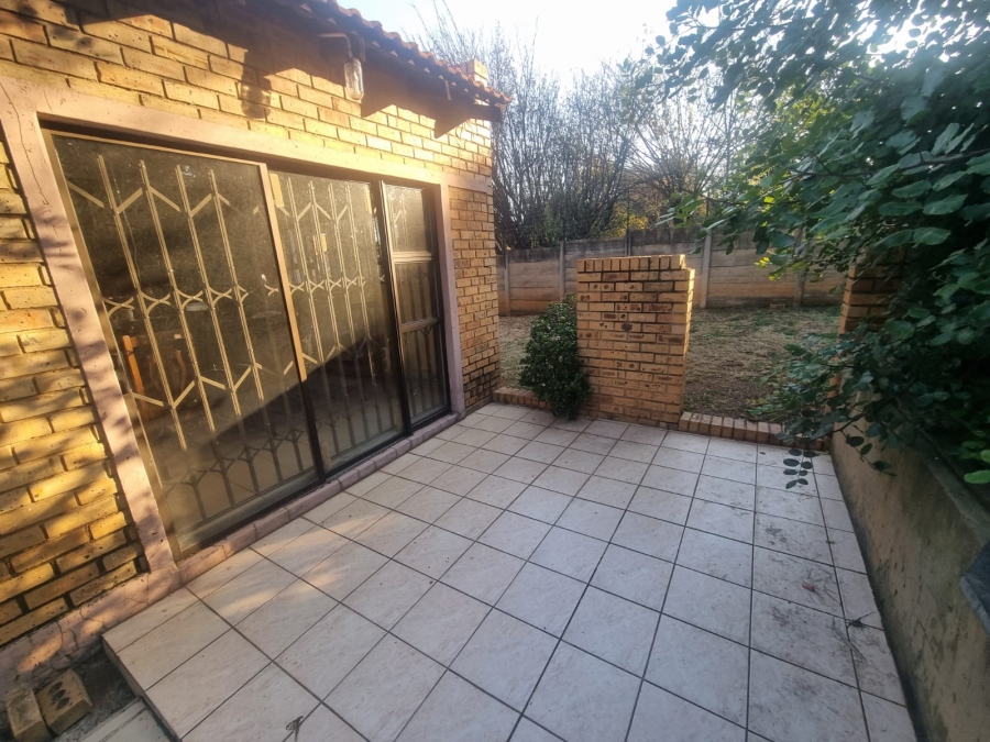 To Let 2 Bedroom Property for Rent in Mulbarton Gauteng