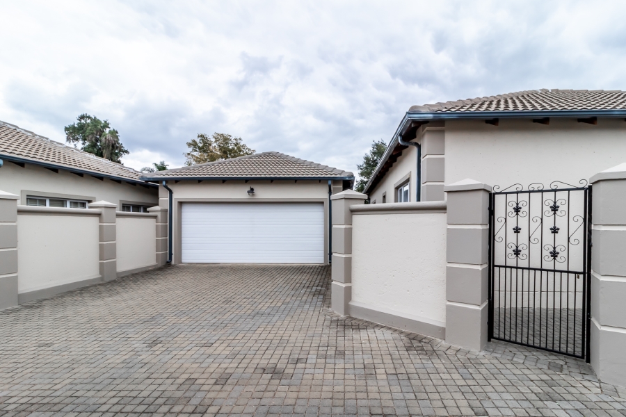 2 Bedroom Property for Sale in Waverley Gauteng