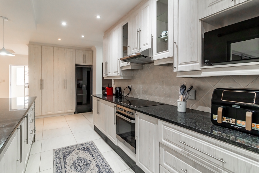 2 Bedroom Property for Sale in Waverley Gauteng