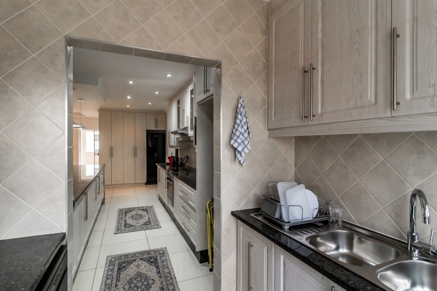 2 Bedroom Property for Sale in Waverley Gauteng