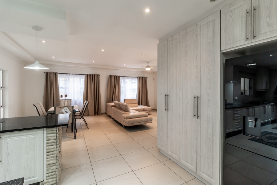 2 Bedroom Property for Sale in Waverley Gauteng