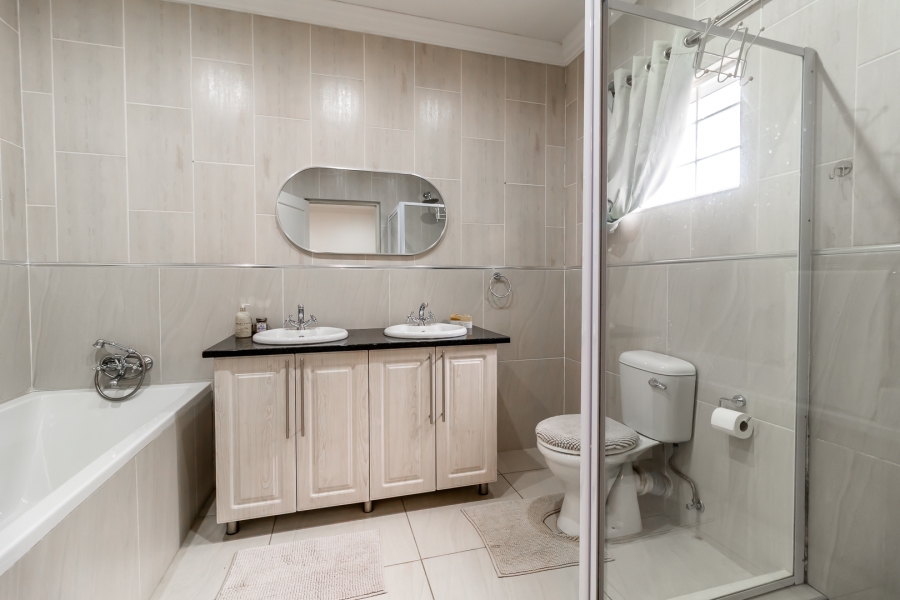 2 Bedroom Property for Sale in Waverley Gauteng