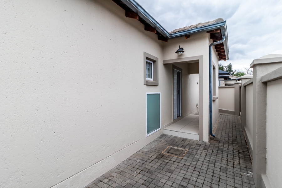 2 Bedroom Property for Sale in Waverley Gauteng
