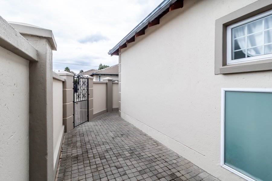 2 Bedroom Property for Sale in Waverley Gauteng