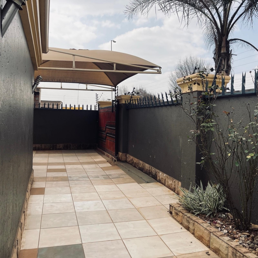 3 Bedroom Property for Sale in Roodekop Gauteng