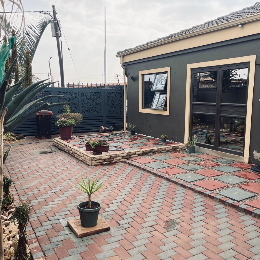 3 Bedroom Property for Sale in Roodekop Gauteng