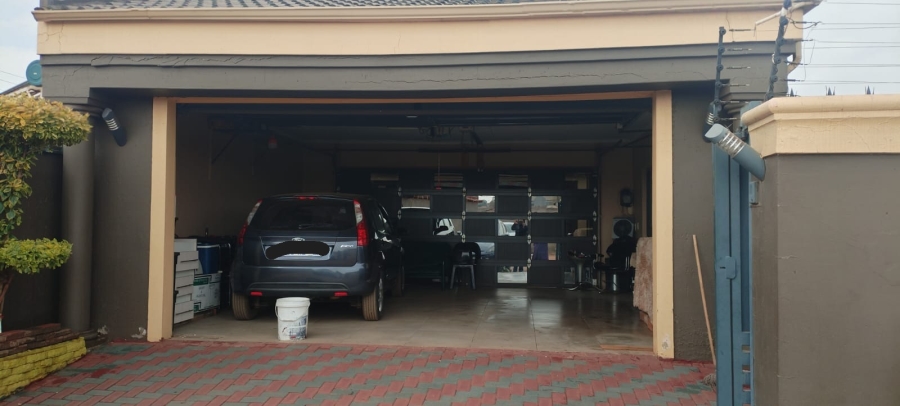 3 Bedroom Property for Sale in Roodekop Gauteng