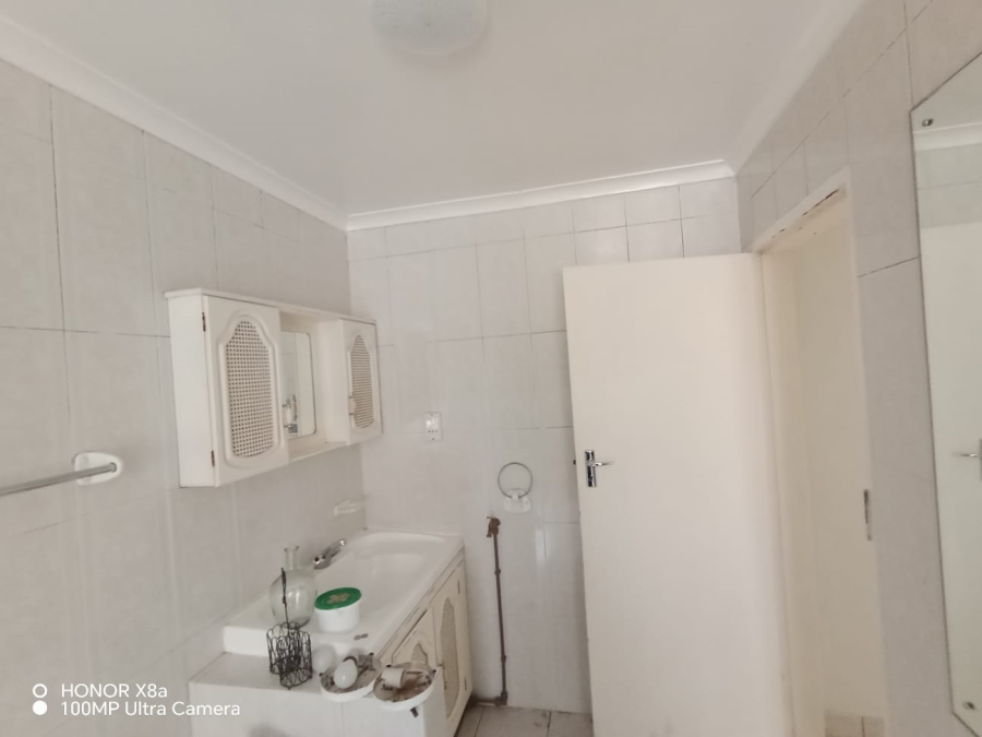 To Let 2 Bedroom Property for Rent in Orange Grove Gauteng