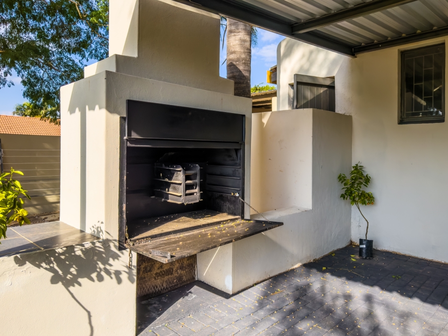 4 Bedroom Property for Sale in Garsfontein Gauteng