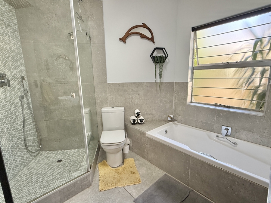3 Bedroom Property for Sale in Faerie Glen Gauteng