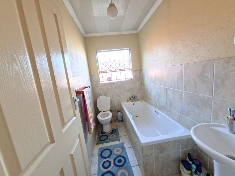 5 Bedroom Property for Sale in Olievenhoutbosch Gauteng