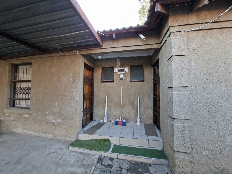 5 Bedroom Property for Sale in Olievenhoutbosch Gauteng