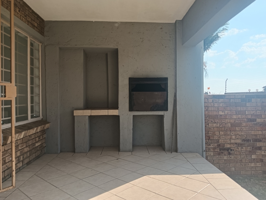 2 Bedroom Property for Sale in Raslouw A H Gauteng