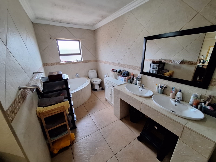 4 Bedroom Property for Sale in Vanderbijlpark SE 8 Gauteng
