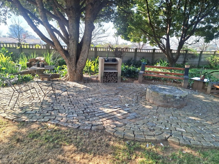 4 Bedroom Property for Sale in Loumarina A H Gauteng