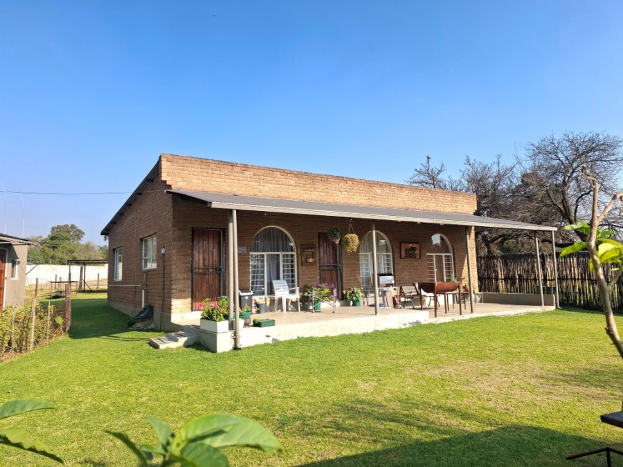 4 Bedroom Property for Sale in Loumarina A H Gauteng