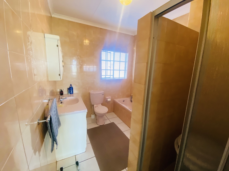 3 Bedroom Property for Sale in New Redruth Gauteng