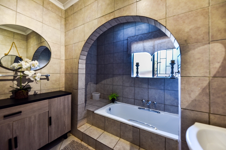 4 Bedroom Property for Sale in Garsfontein Gauteng