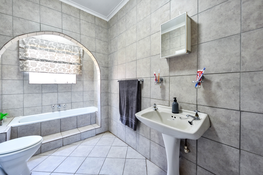 4 Bedroom Property for Sale in Garsfontein Gauteng