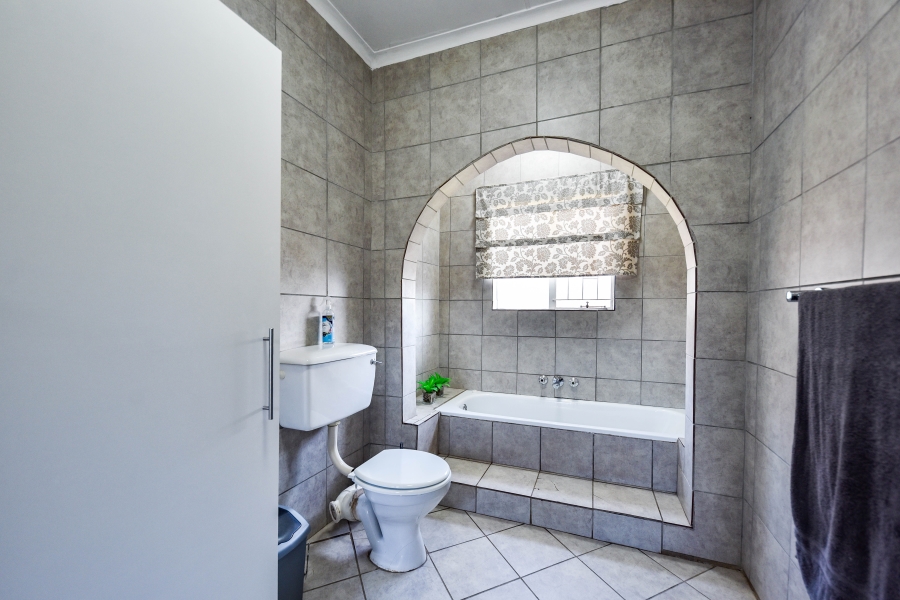4 Bedroom Property for Sale in Garsfontein Gauteng