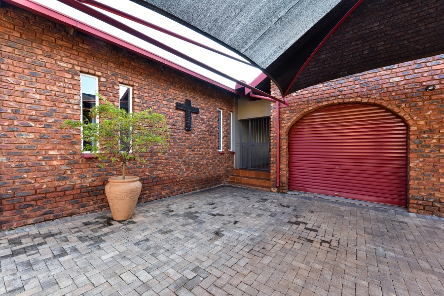 4 Bedroom Property for Sale in Garsfontein Gauteng