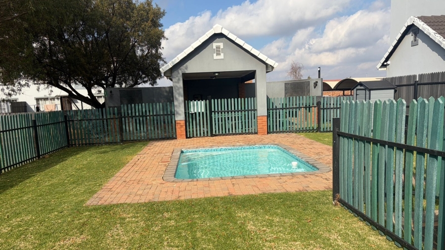 2 Bedroom Property for Sale in Brentwood Park AH Gauteng