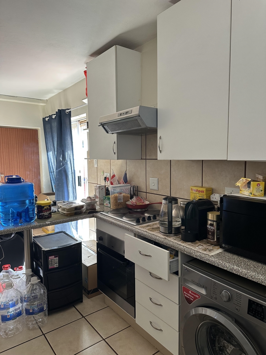To Let 2 Bedroom Property for Rent in Helderkruin Gauteng