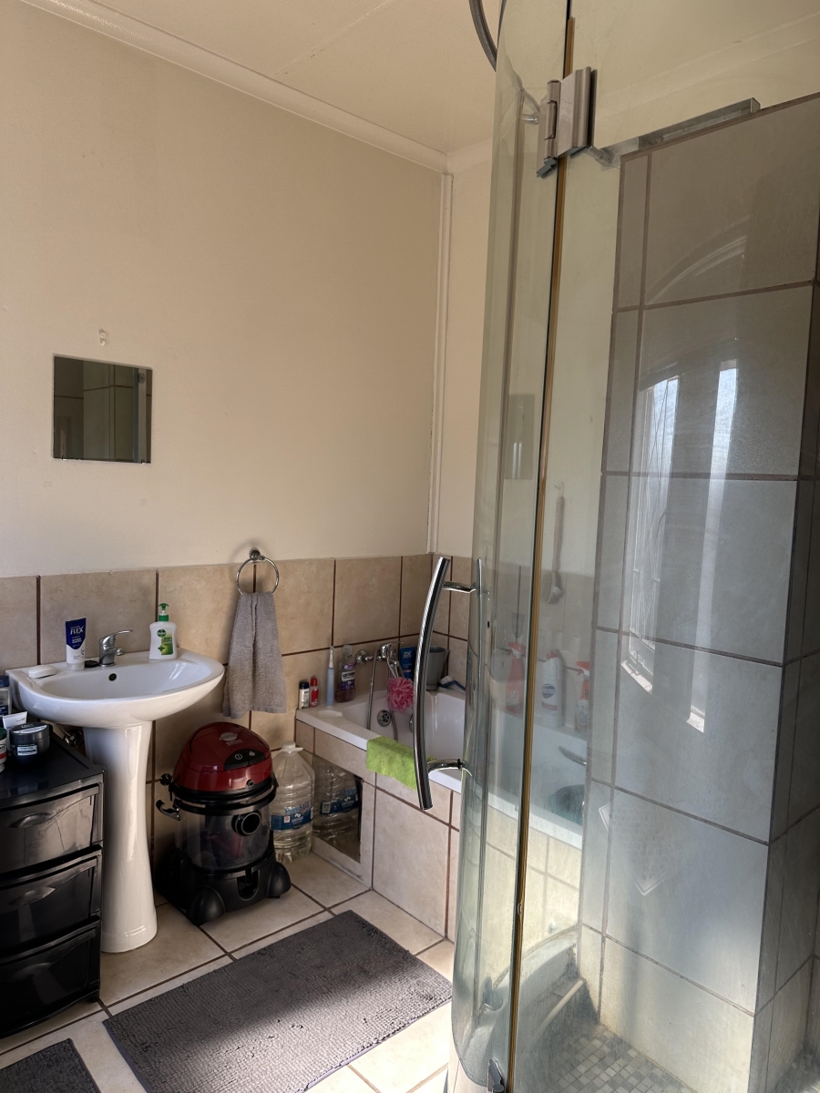 To Let 2 Bedroom Property for Rent in Helderkruin Gauteng