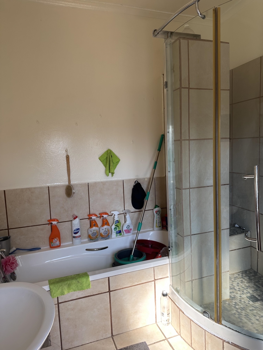 To Let 2 Bedroom Property for Rent in Helderkruin Gauteng
