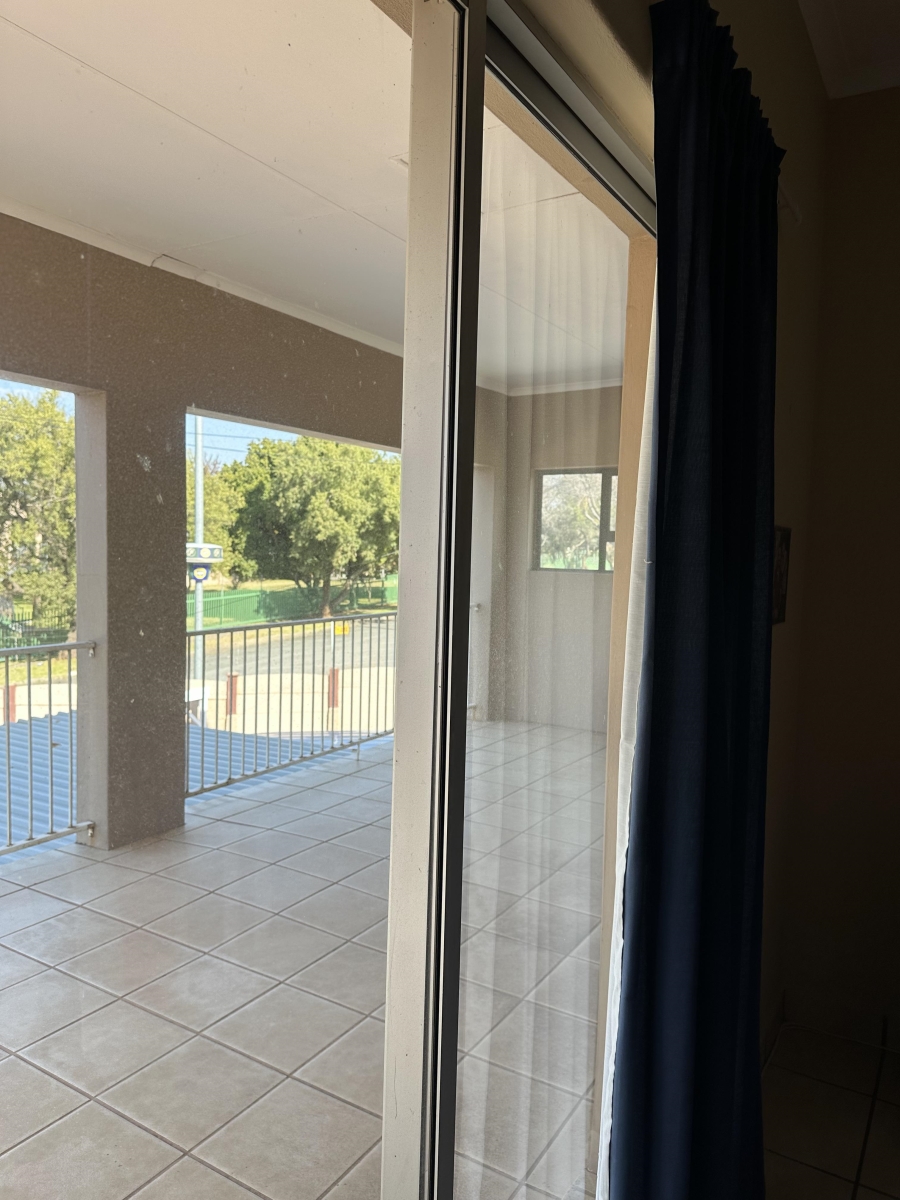 To Let 2 Bedroom Property for Rent in Helderkruin Gauteng