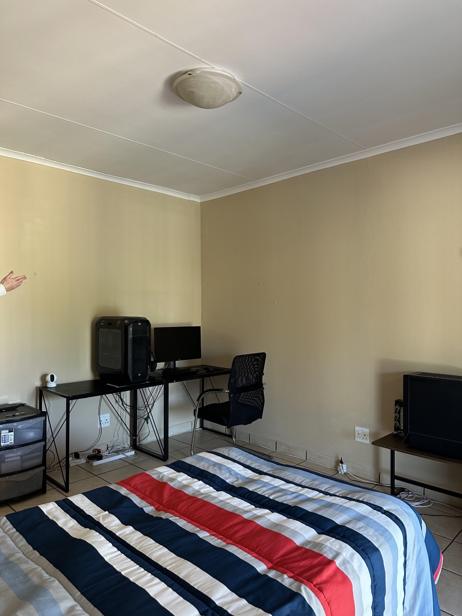 To Let 2 Bedroom Property for Rent in Helderkruin Gauteng