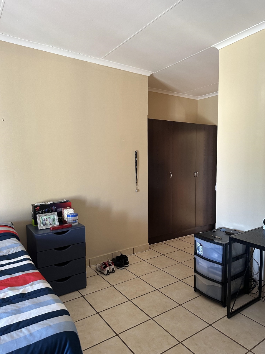 To Let 2 Bedroom Property for Rent in Helderkruin Gauteng