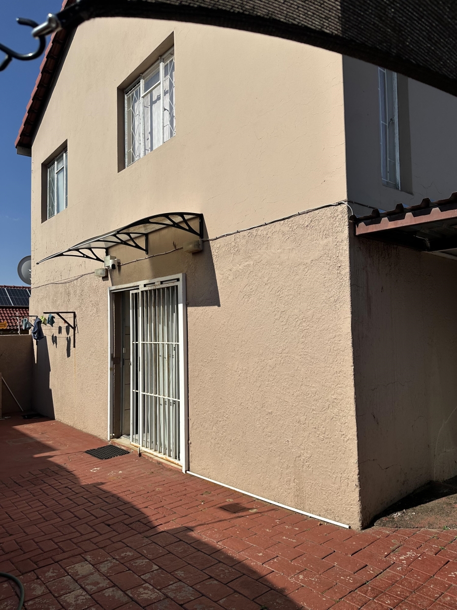 To Let 2 Bedroom Property for Rent in Helderkruin Gauteng