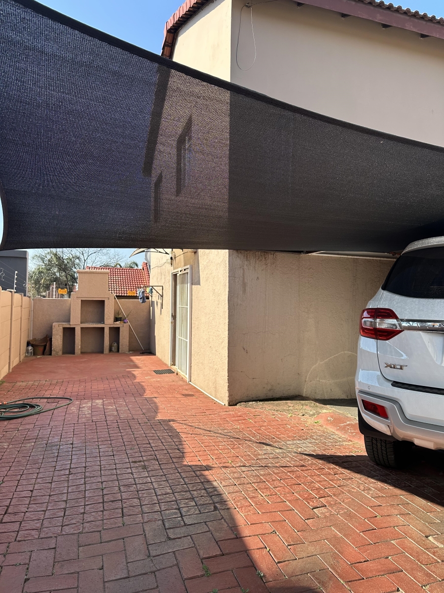 To Let 2 Bedroom Property for Rent in Helderkruin Gauteng