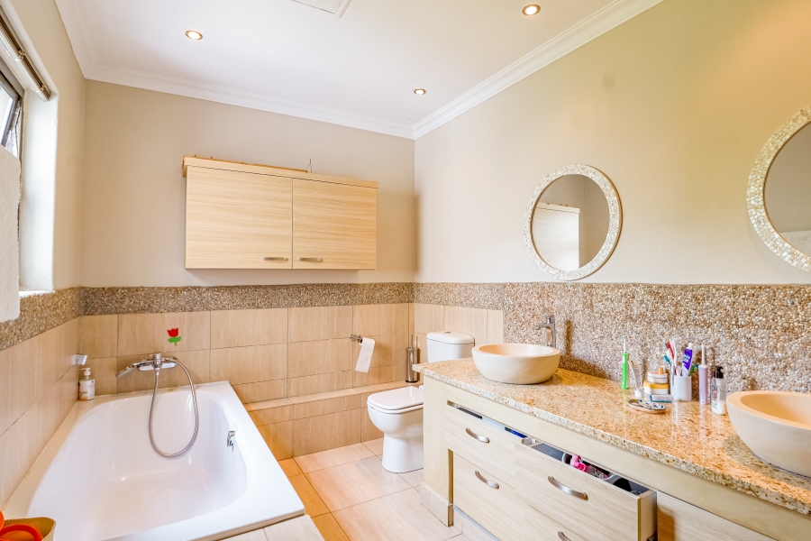 To Let 5 Bedroom Property for Rent in Silver Lakes Golf Estate Gauteng