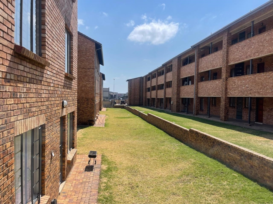 1 Bedroom Property for Sale in Grand Central Gauteng